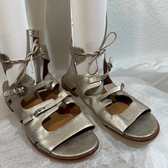 Corso Como Tiki Gladiator Gold Metallic Leather edgy Sandals size 8 - Picture 2 of 10